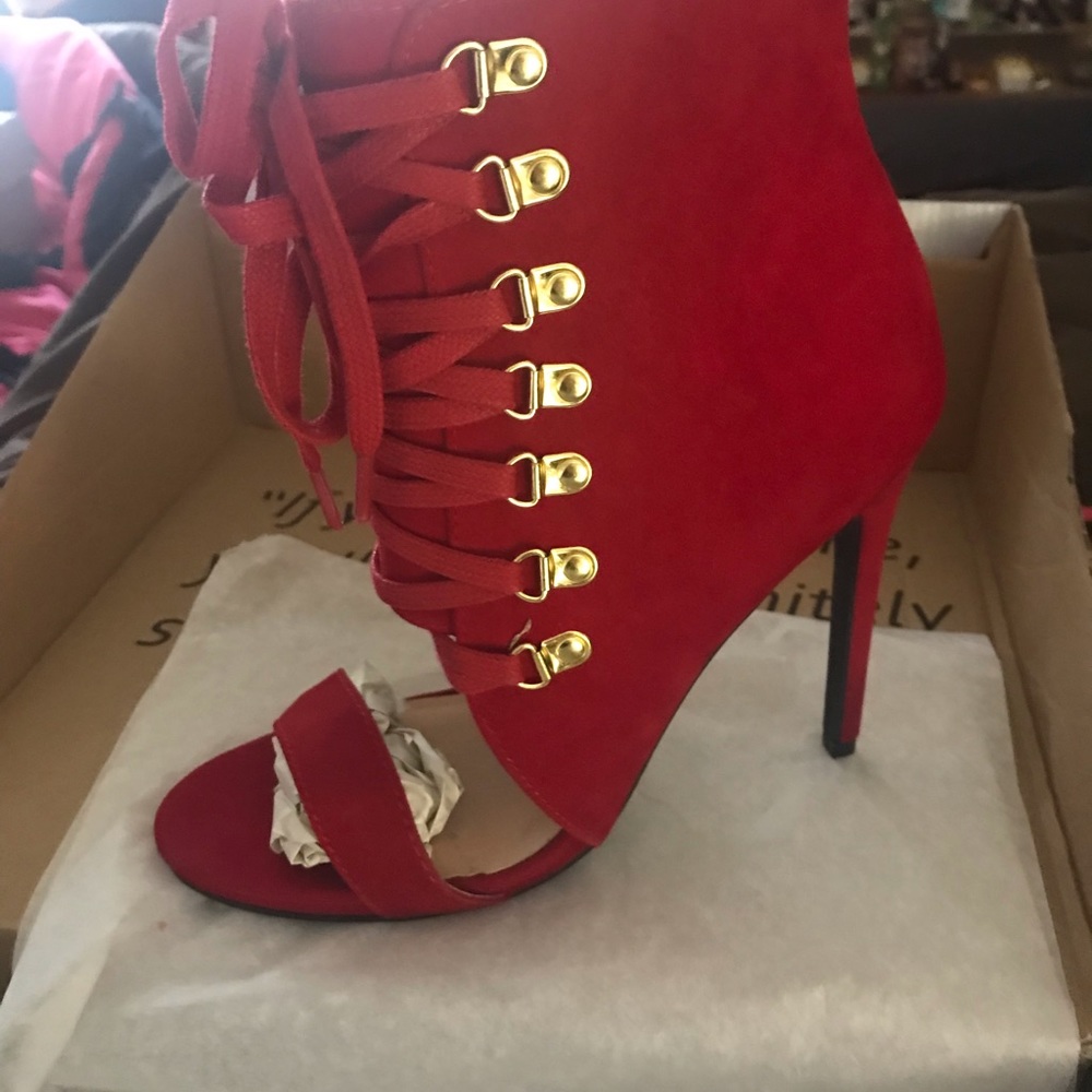 Red heels - Picture 3 of 8